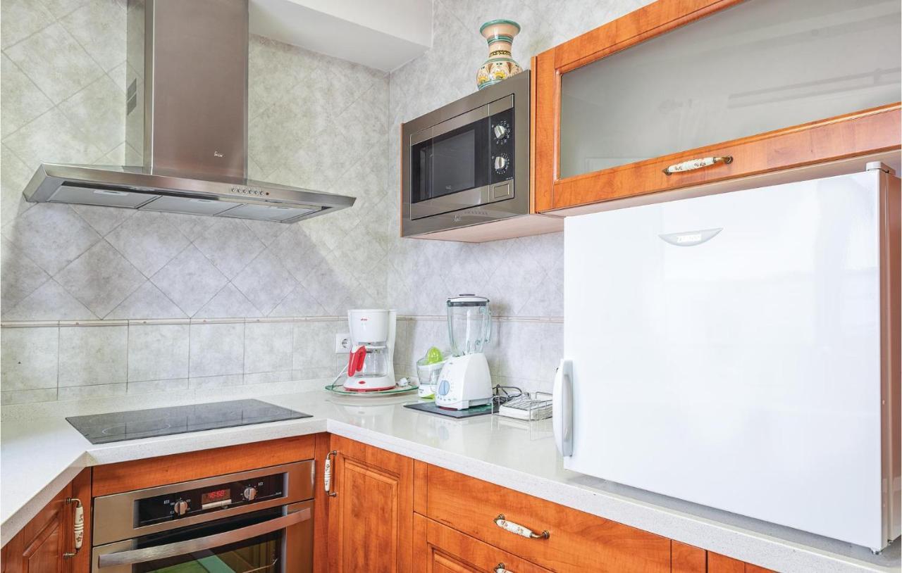 Beautiful Apartment In Cordoba With Kitchenette Exterior photo