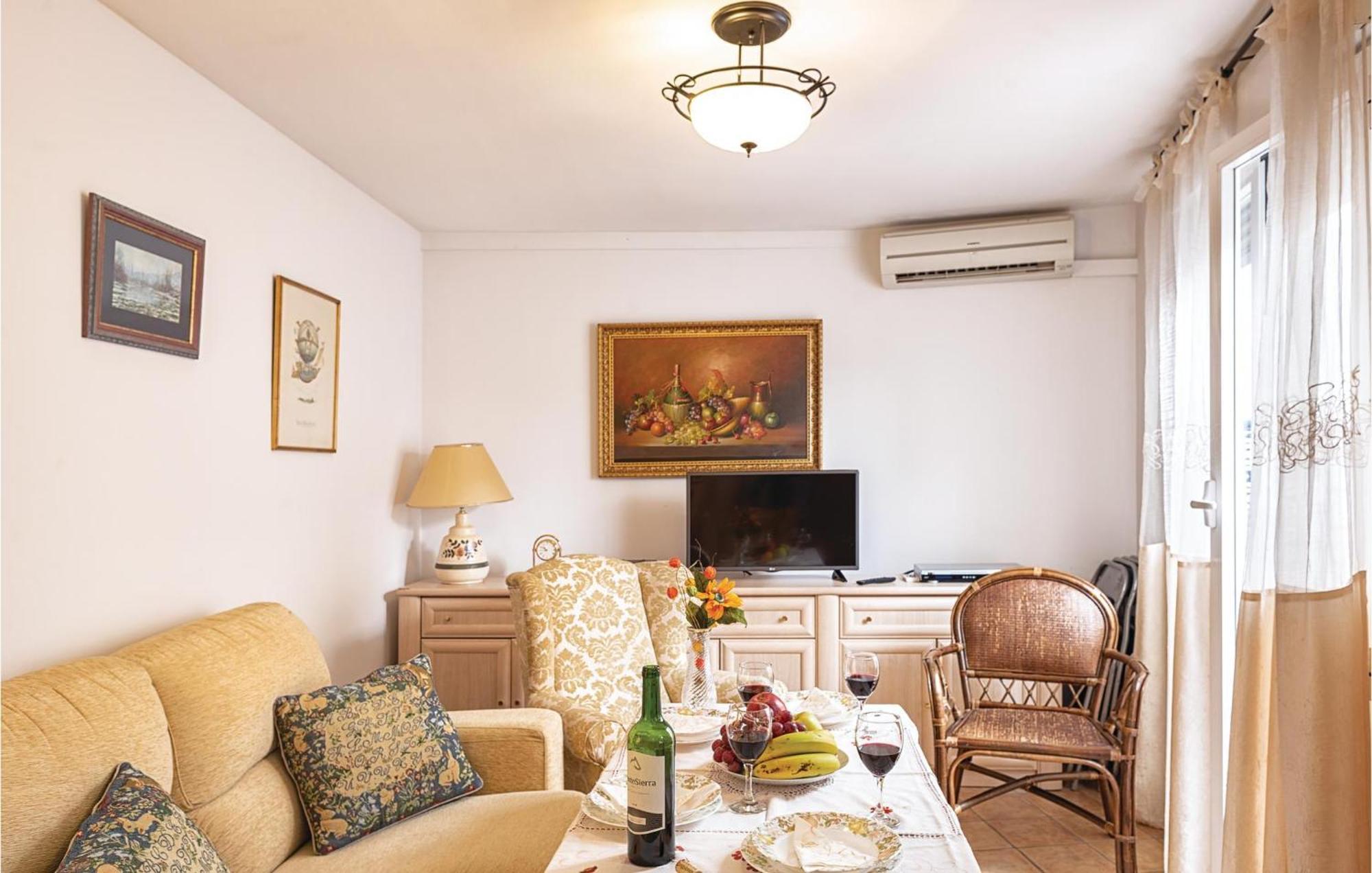 Beautiful Apartment In Cordoba With Kitchenette Exterior photo