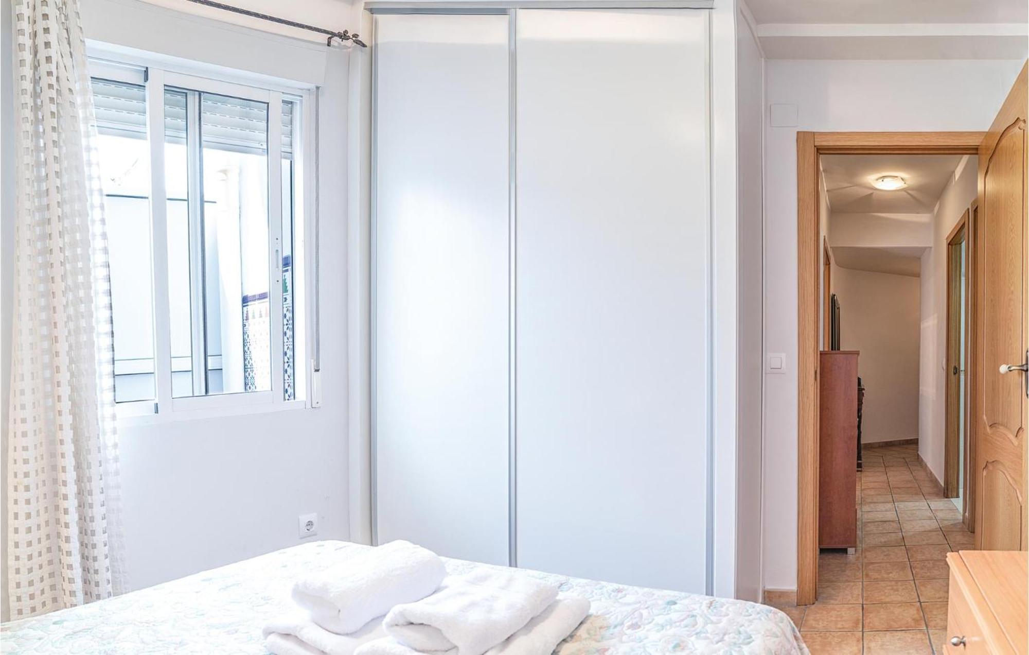 Beautiful Apartment In Cordoba With Kitchenette Exterior photo